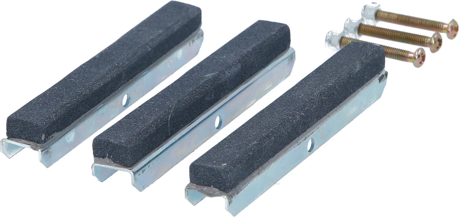 'Trois plaquettes de frein noires avec supports métalliques et quatre vis sur un fond blanc.'