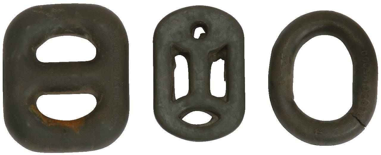 Trois boucles de ceinture médiévales sombres en métal, de formes différentes : à gauche carrée, au centre ovale avec des découpes, à droite ronde.