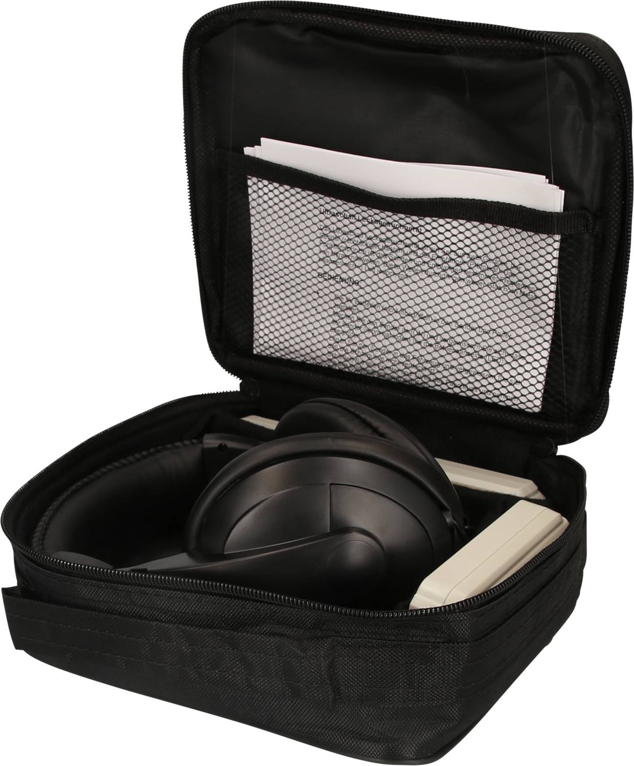 Une valise noire ouverte contenant une paire d'écouteurs, un câble et des documents dans la pochette en filet à l'intérieur du couvercle.