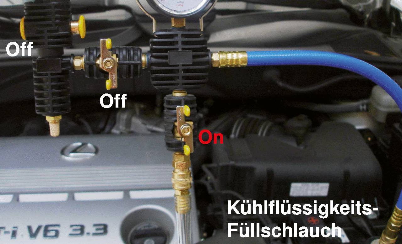 Tuyau de remplissage de liquide de refroidissement sur le moteur. Deux vannes en position 'Off', une en position 'On'. Tuyau de remplissage de liquide de refroidissement connecté.