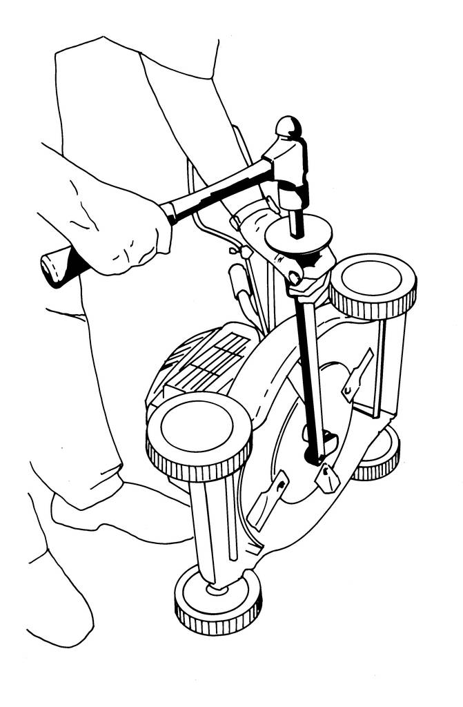 Une personne utilise une perceuse manuelle. La scène montre la mèche pressée contre un matériau pour y percer un trou.