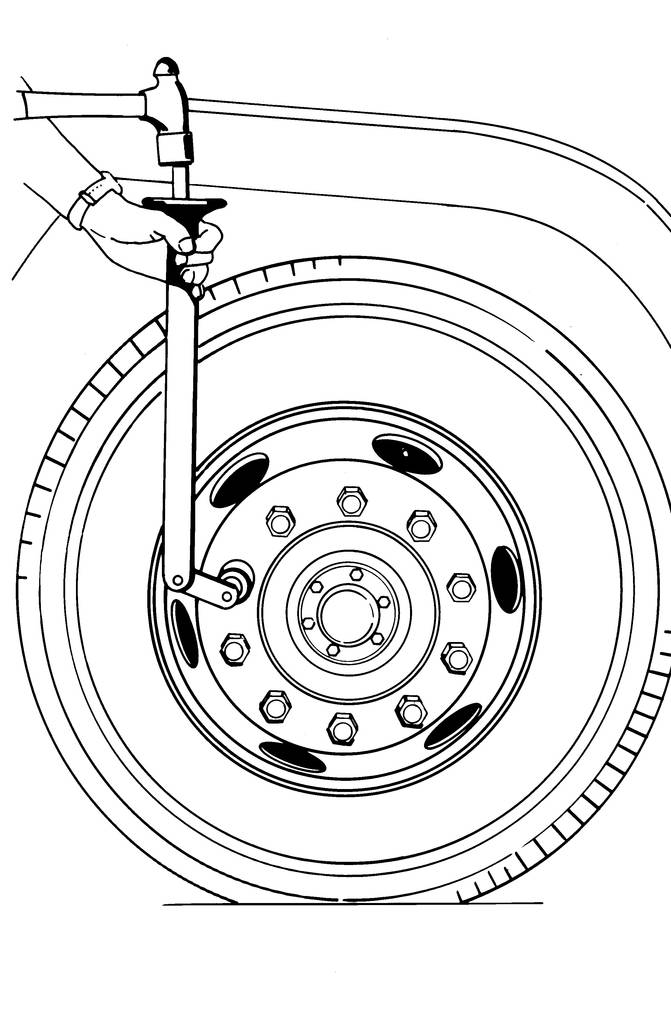 Une roue est serrée avec une clé dynamométrique. Une main tient la clé, positionnée sur un écrou de roue.