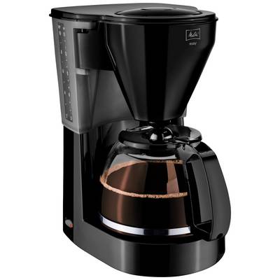 Une machine à café noire avec une carafe en verre, remplie de café fraîchement préparé, est posée sur une surface lisse.