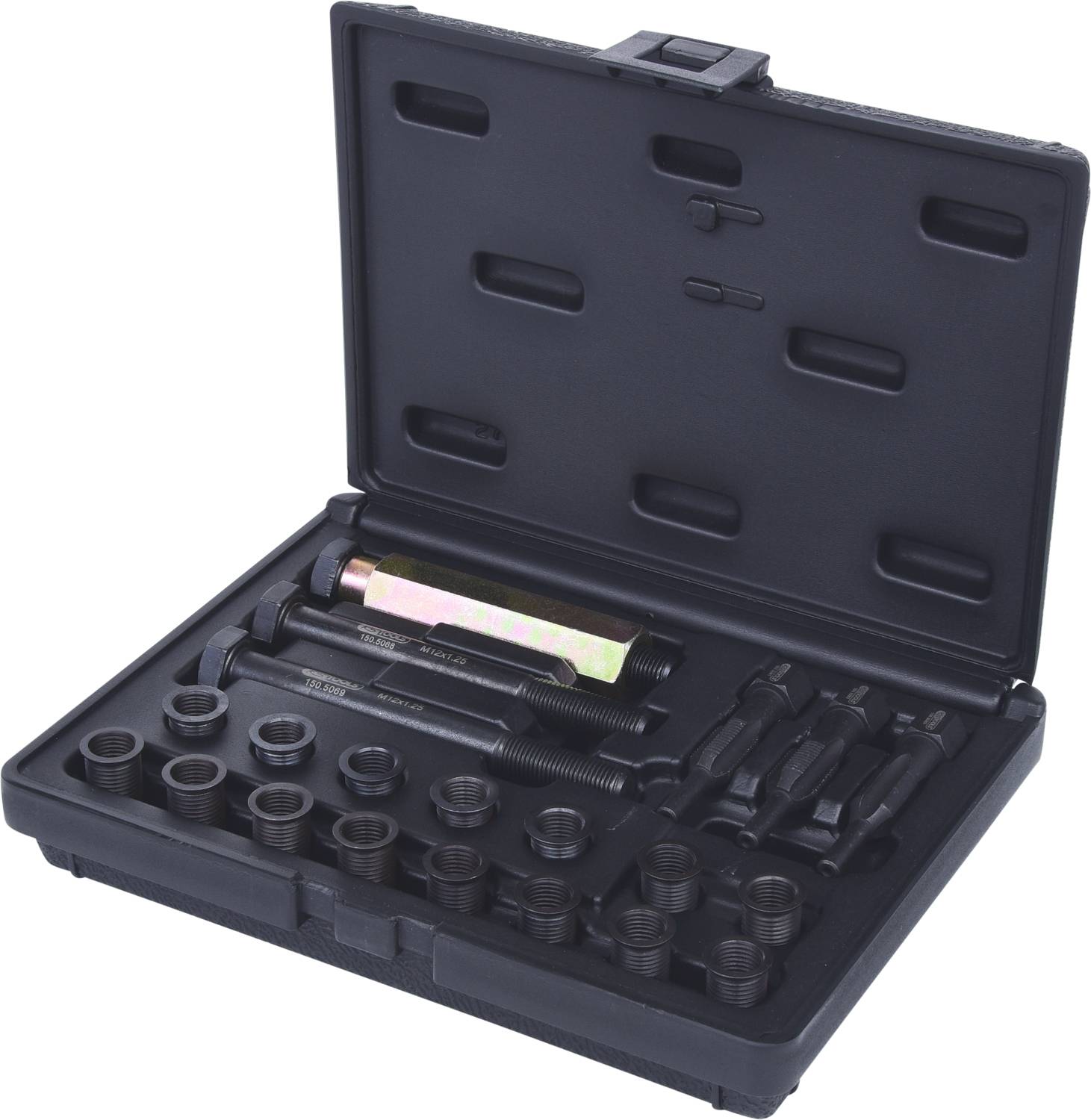 Une boîte à outils noire ouverte contenant divers adaptateurs de filetage et tiges filetées spéciales, organisés dans des compartiments.