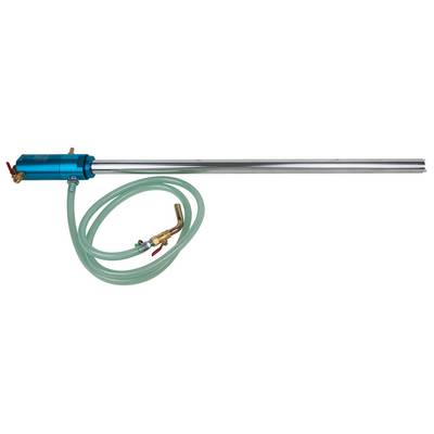 Un tuyau métallique bleu avec deux tuyaux raccordés et des vannes. Support de lampe murale et système de canalisation visibles.