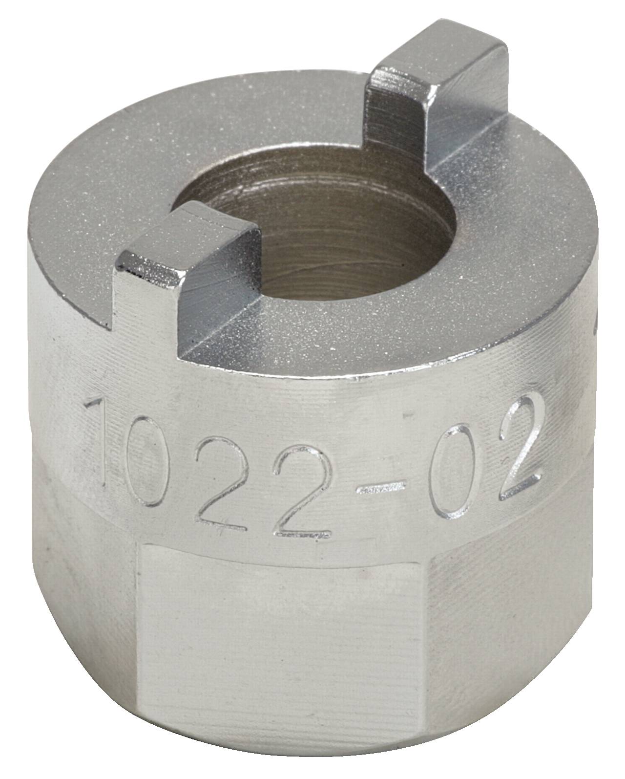 Anneau métallique avec deux rainures sur la face supérieure et la gravure '1022-02' sur le côté, probablement un composant mécanique.