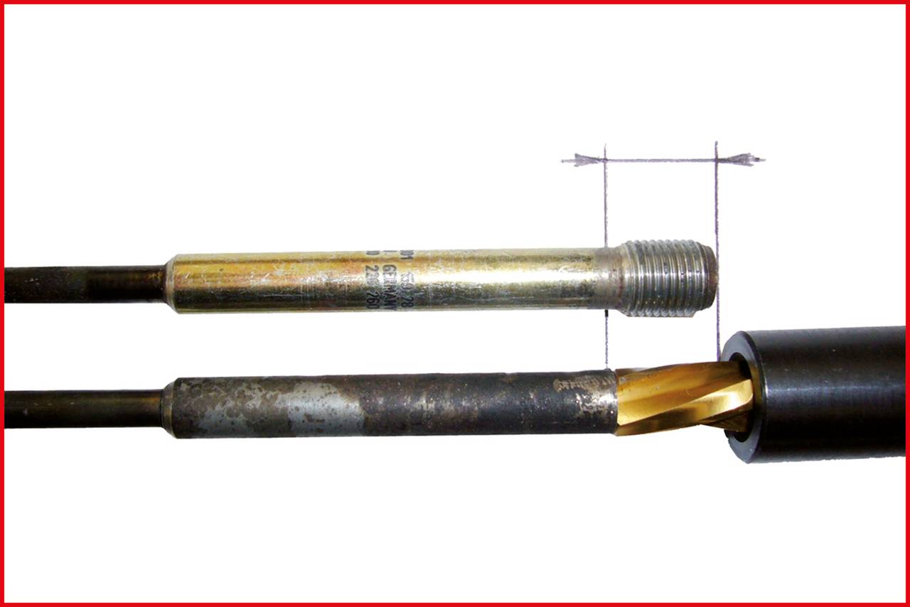 Deux outils métalliques, une tige filetée et un foret, placés côte à côte. Montre une comparaison de longueur ou de taille.