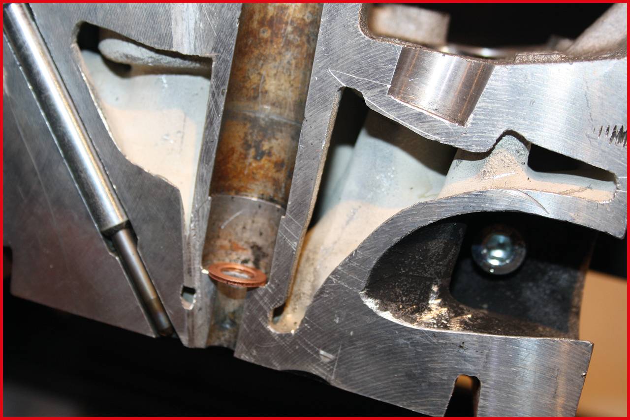Pièce de machine en gros plan, montrant des tuyaux et des structures métalliques, potentiellement représentative de la technique ou de l'ingénierie.