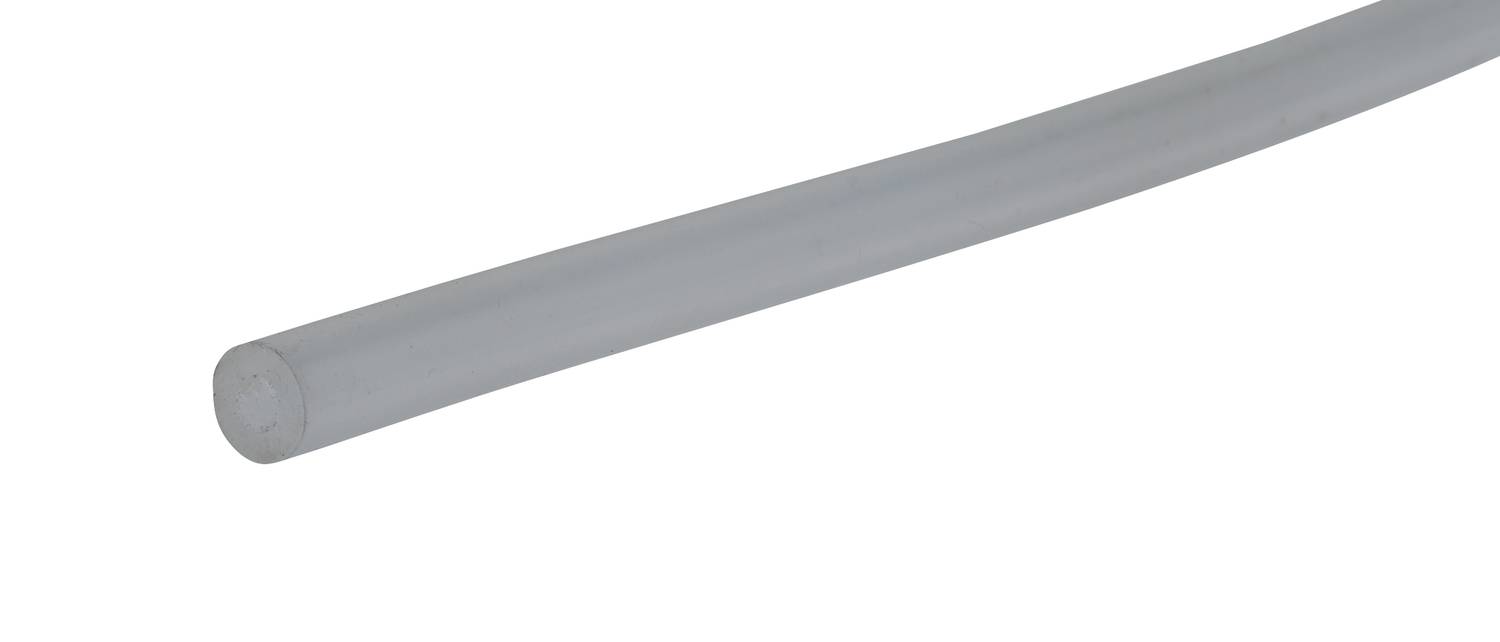 Un tuyau gris, flexible, à surface lisse.