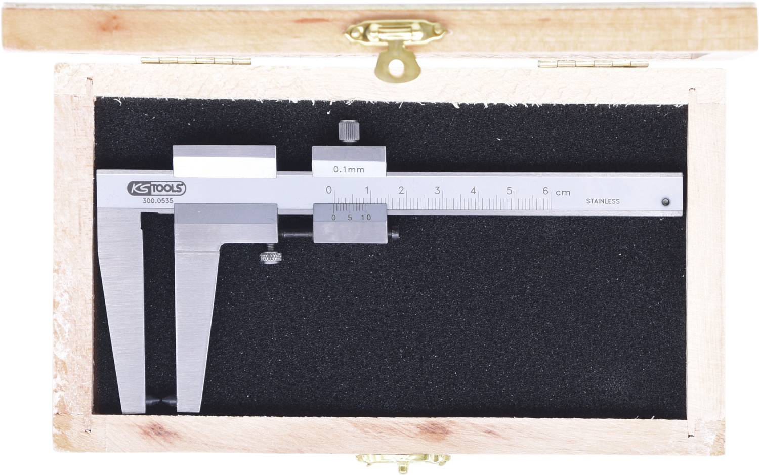 Un pied à coulisse en argent avec échelles en millimètres et en pouces, maintenu en toute sécurité dans un coffret en bois ouvert sur un lit de mousse noire.