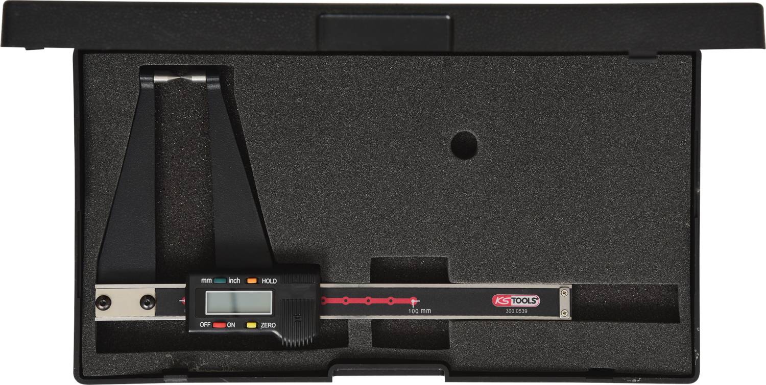 Pied à coulisse numérique dans son étui de protection noir ouvert, affichant des mesures en millimètres et en pouces sur son écran LCD.