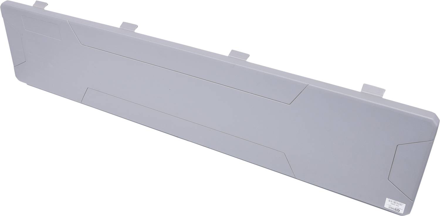 Couvercle rectangulaire gris en plastique avec de légères protubérances et des bords, probablement une partie d'un dispositif technique ou d'un meuble.