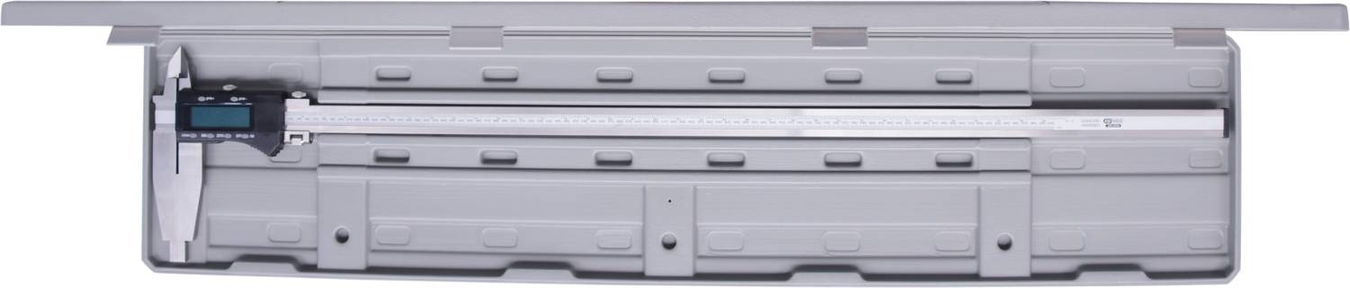 Un pied à coulisse numérique est ouvert dans un coffret en plastique. Un écran LCD affiche des valeurs de mesure.