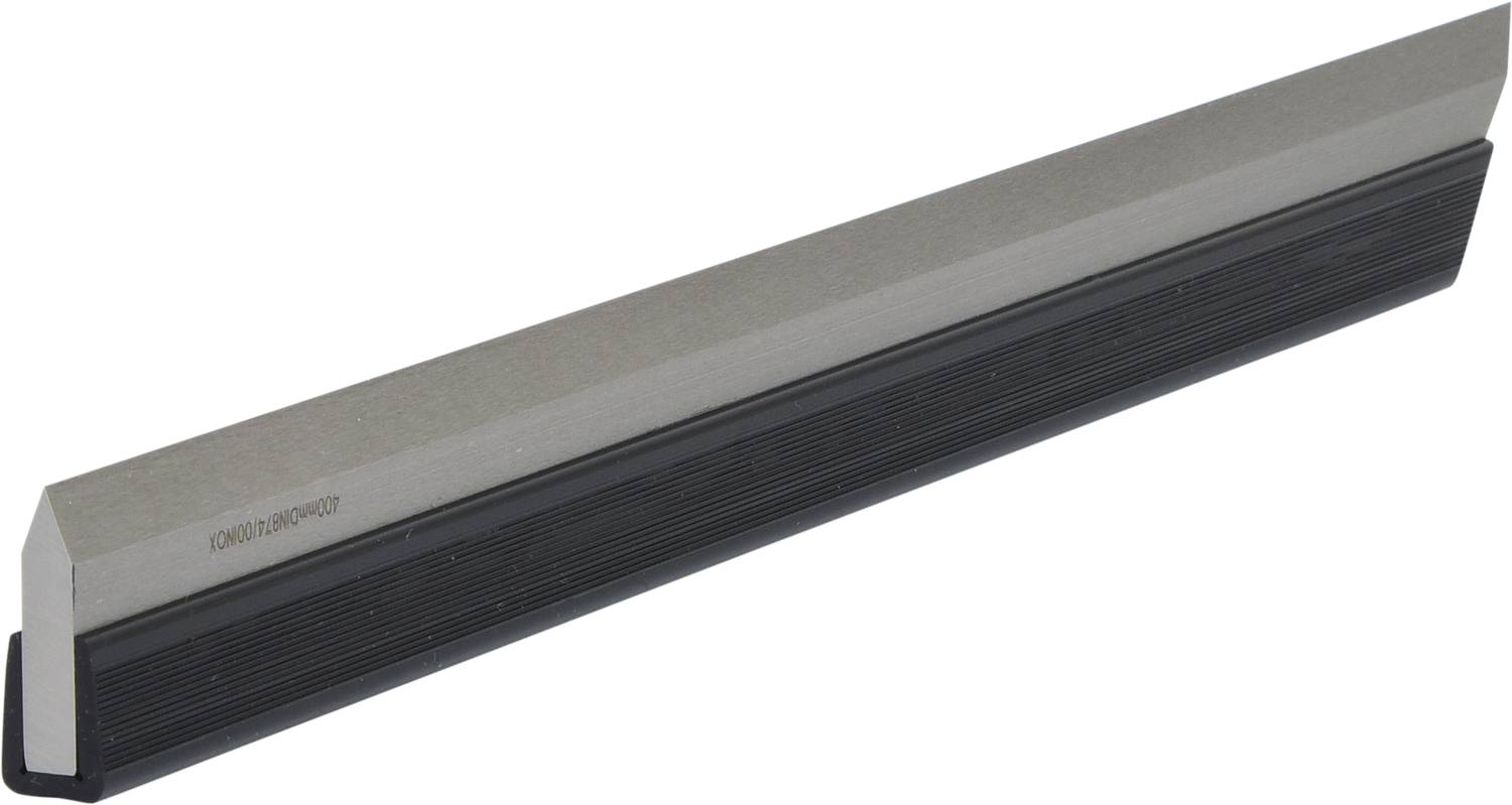 Un coupe-papier noir avec un bord argenté, posé sur une surface blanche.