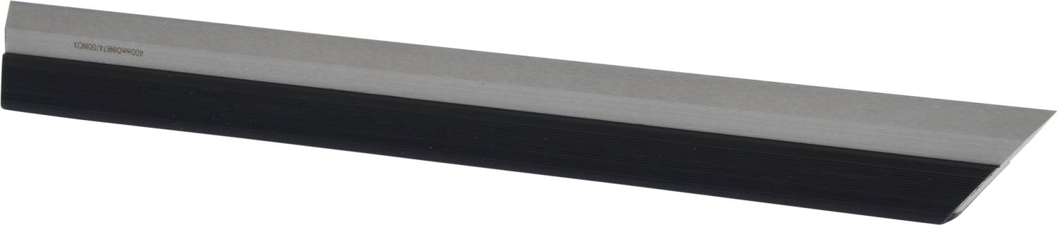 Une raclette à bord en plastique noir et à poignée argentée, utilisée pour répartir uniformément des matériaux sur des surfaces.