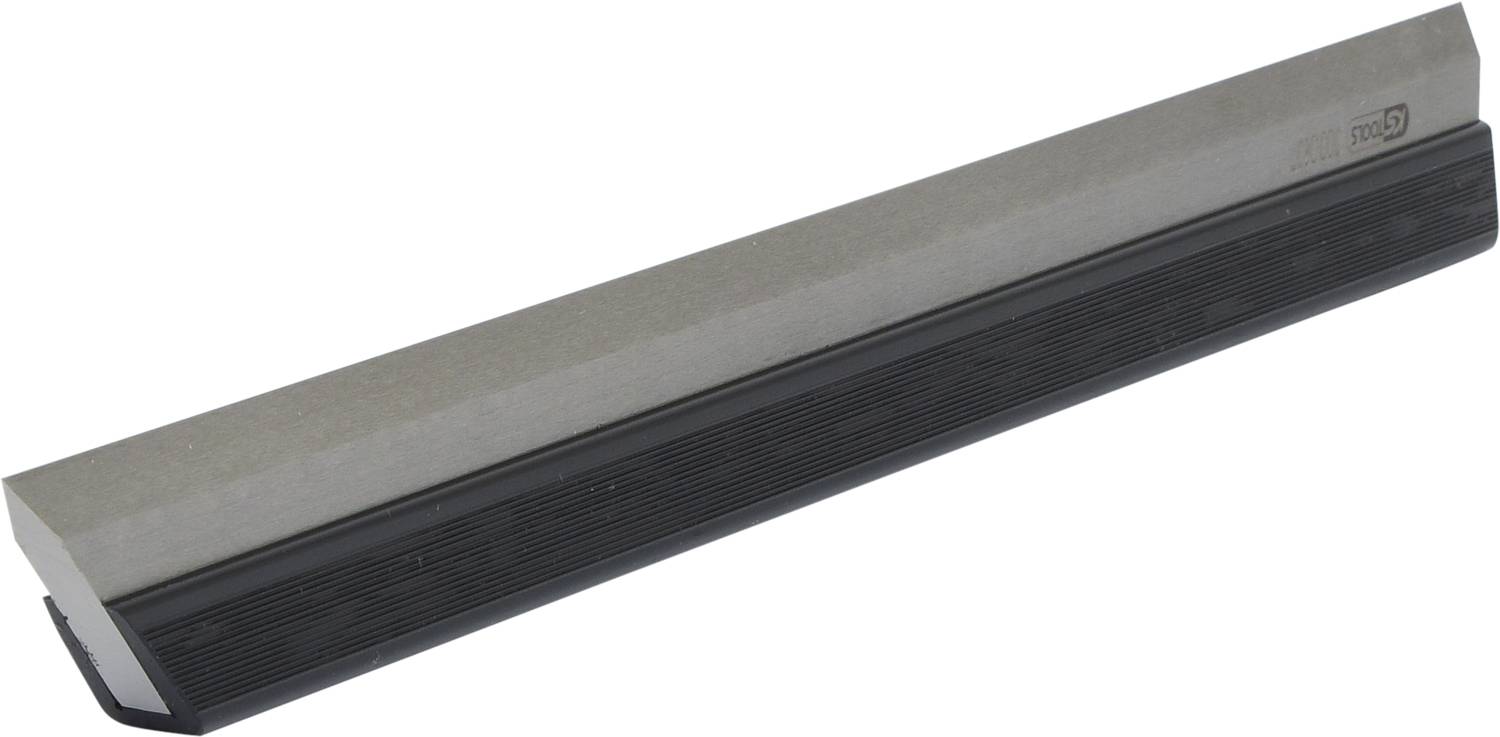 Une règle triangulaire en argent avec un bord en plastique noir.