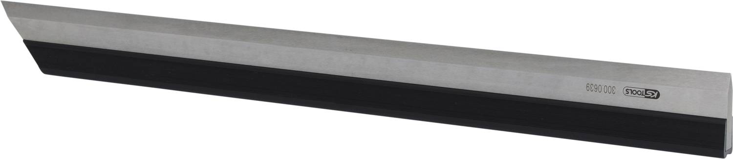 Une longue règle en acier trapézoïdale avec un bord biseauté et la gravure 'SOLA', adaptée pour des mesures précises.