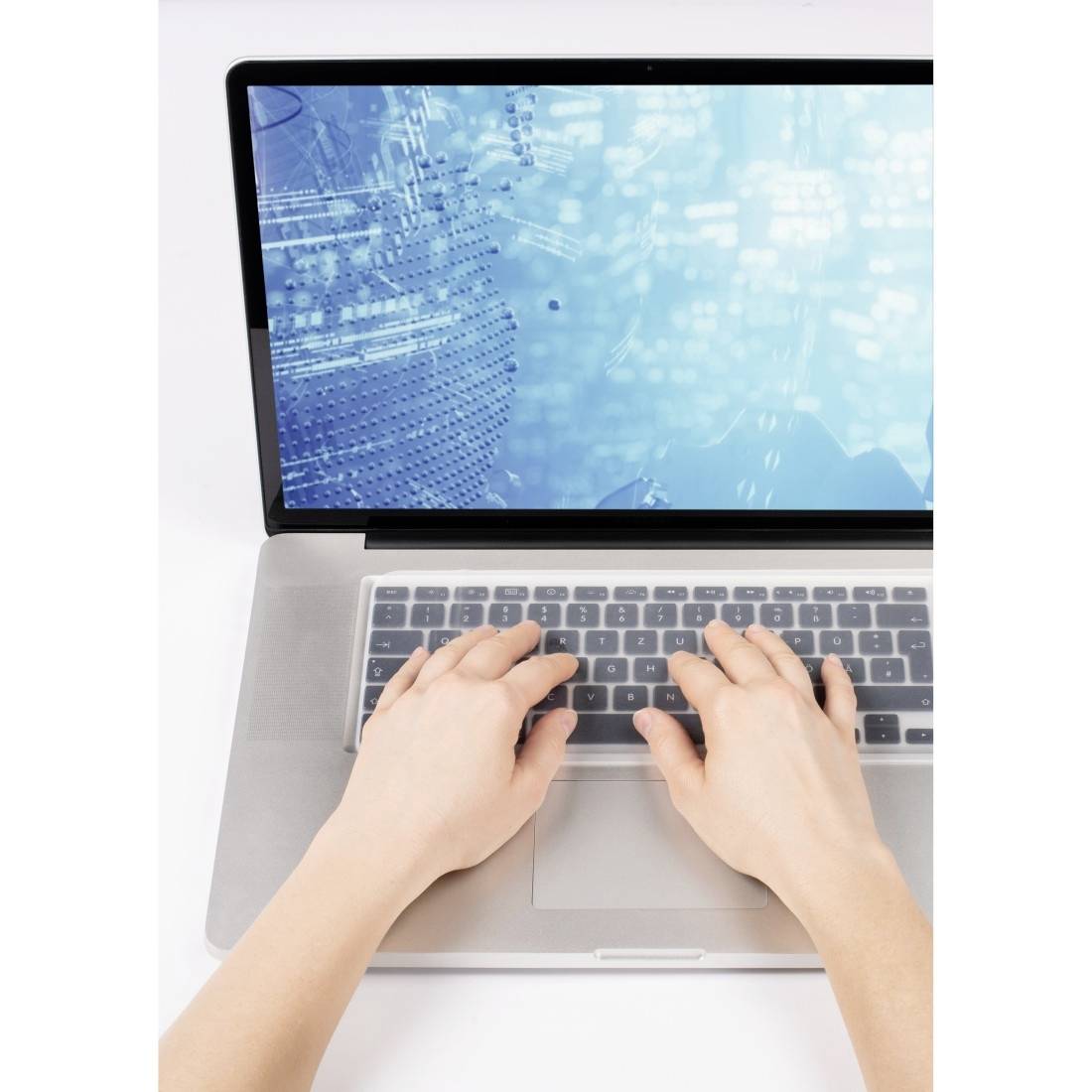 Une personne tape sur un clavier d'ordinateur portable. L'écran affiche un motif numérique abstrait bleu.