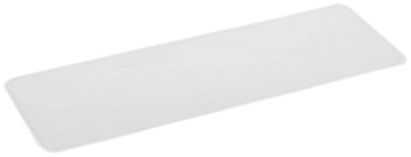 Tapis de bain rectangulaire blanc sur un fond blanc. Il présente des coins arrondis et une surface lisse.