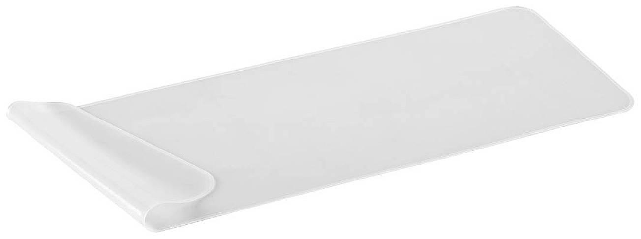 Une planche à découper blanche avec un bord légèrement surélevé sur un côté.