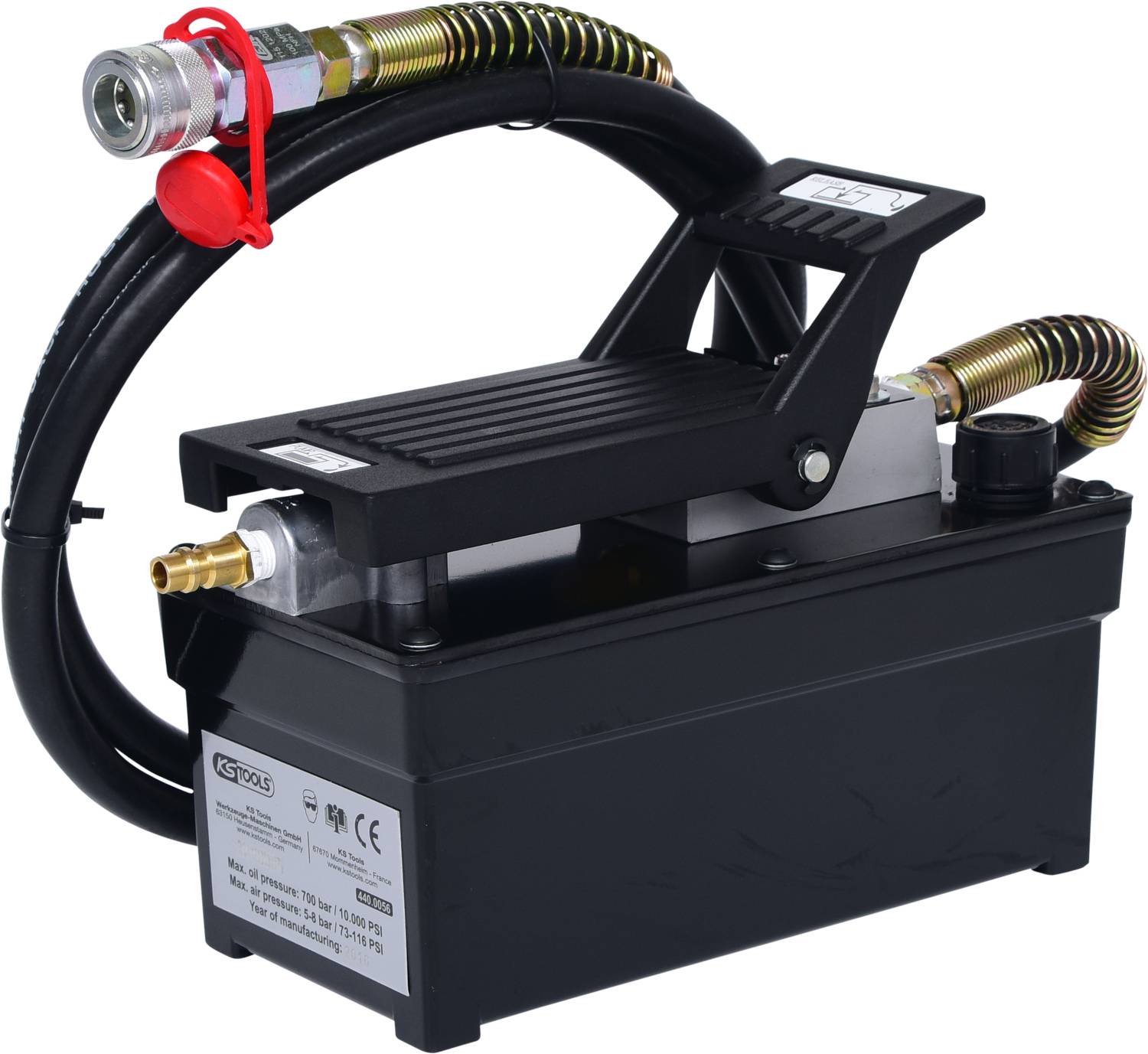 Pompe hydraulique à pédale avec boîtier noir, une pédale en métal et plusieurs raccords de tuyaux.