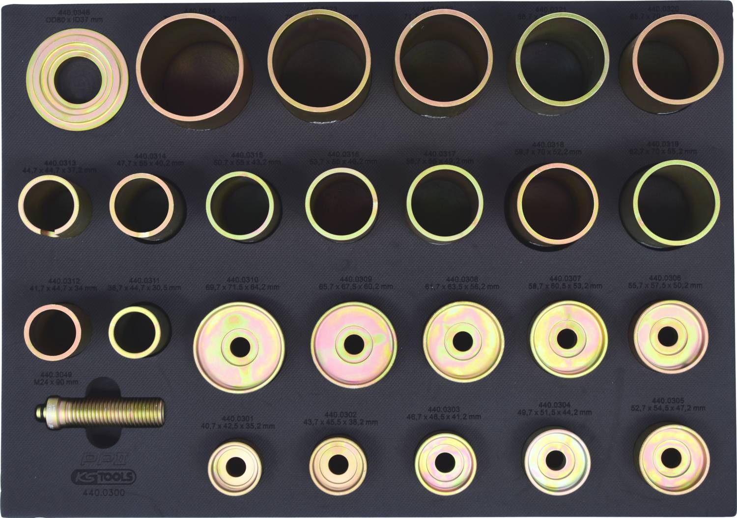 Un ensemble d'outils composé de différentes pièces métalliques rondes, disposées dans un support en mousse. Les pièces plus grandes sont en haut, les plus petites en bas.