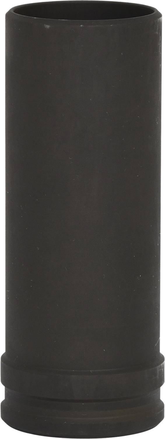 Objet noir, cylindrique, qui ressemble à un simple segment de tuyau, sur un fond blanc.