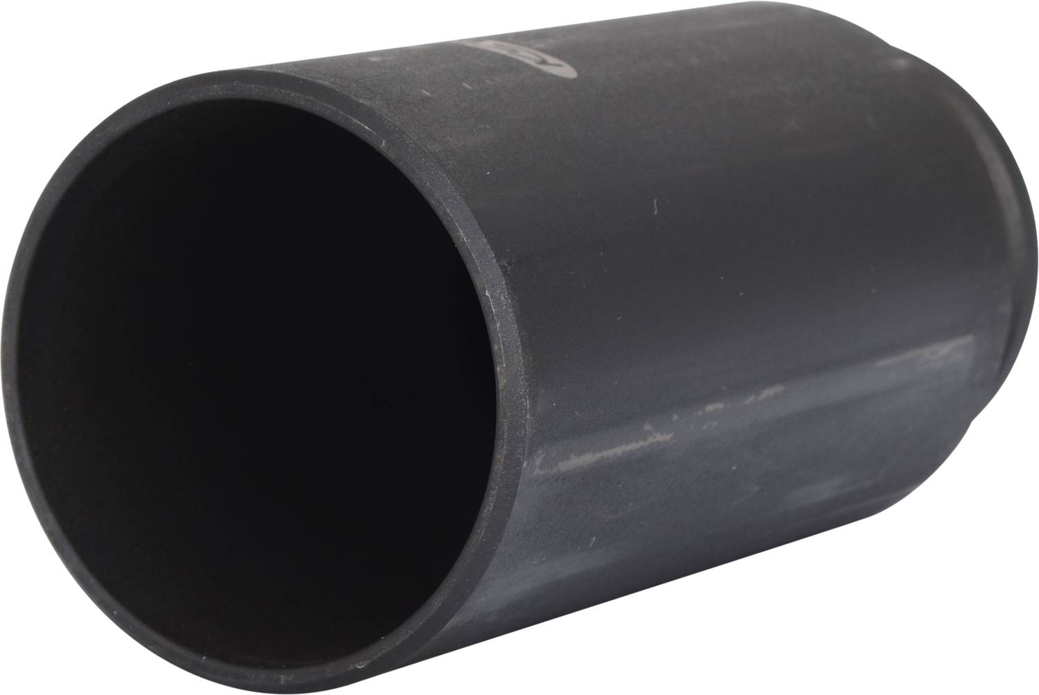 Un tube cylindrique noir, positionné en diagonale, avec une finition mate.