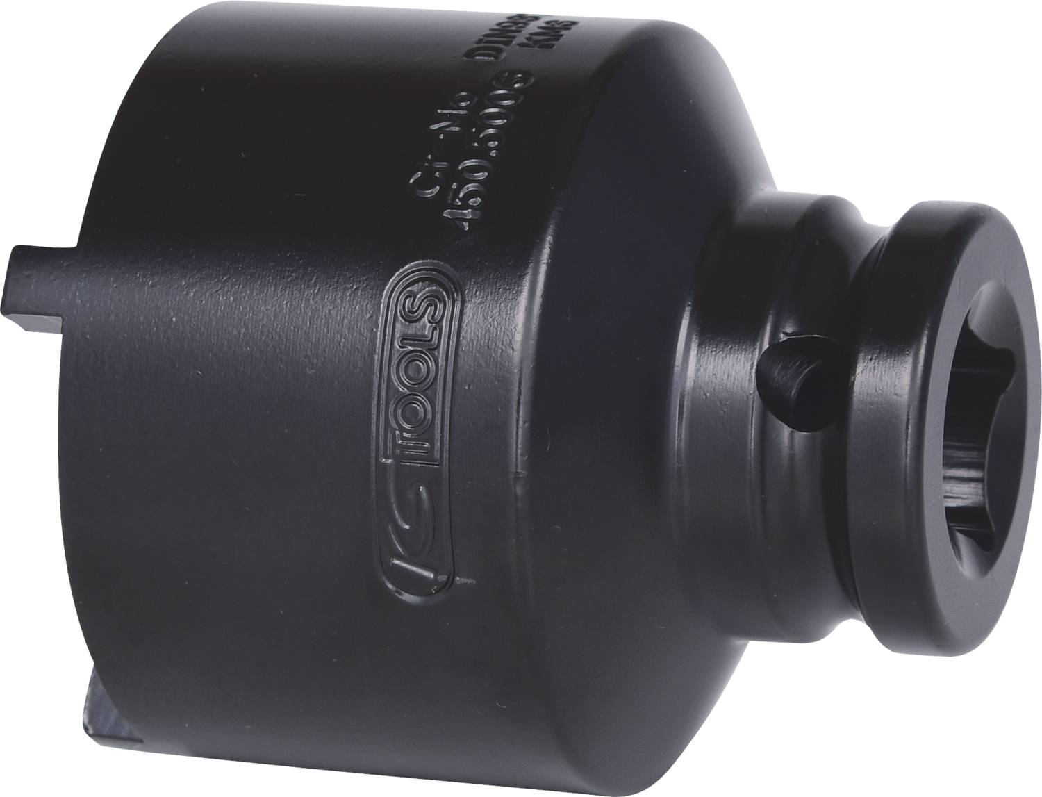 Un outil noir de forme cylindrique, probablement un adaptateur ou un embout avec un raccord carré.