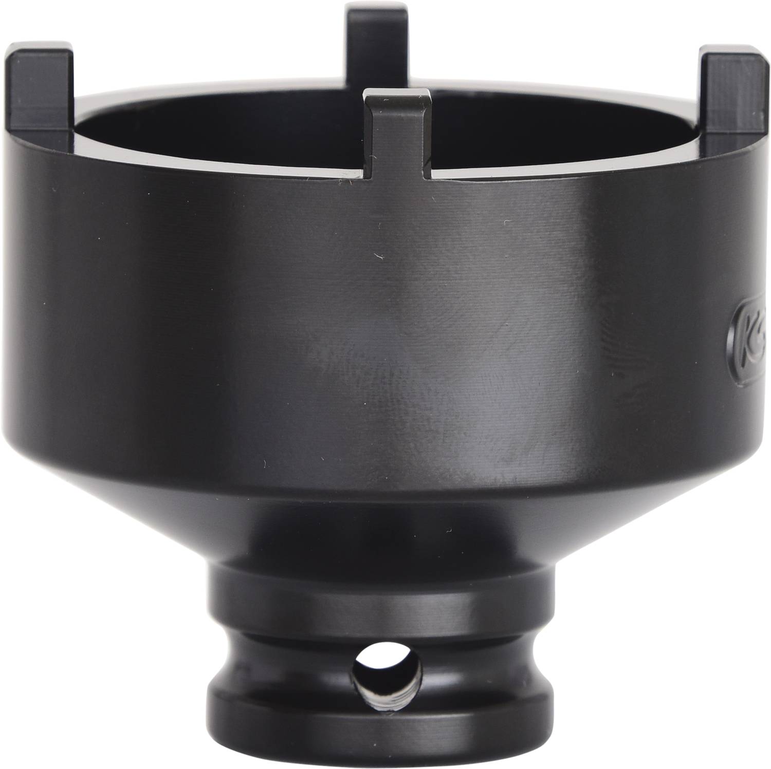 Un adaptateur noir cylindrique avec quatre encoches sur le bord supérieur. Il est fréquemment utilisé pour des connexions mécaniques spéciales.