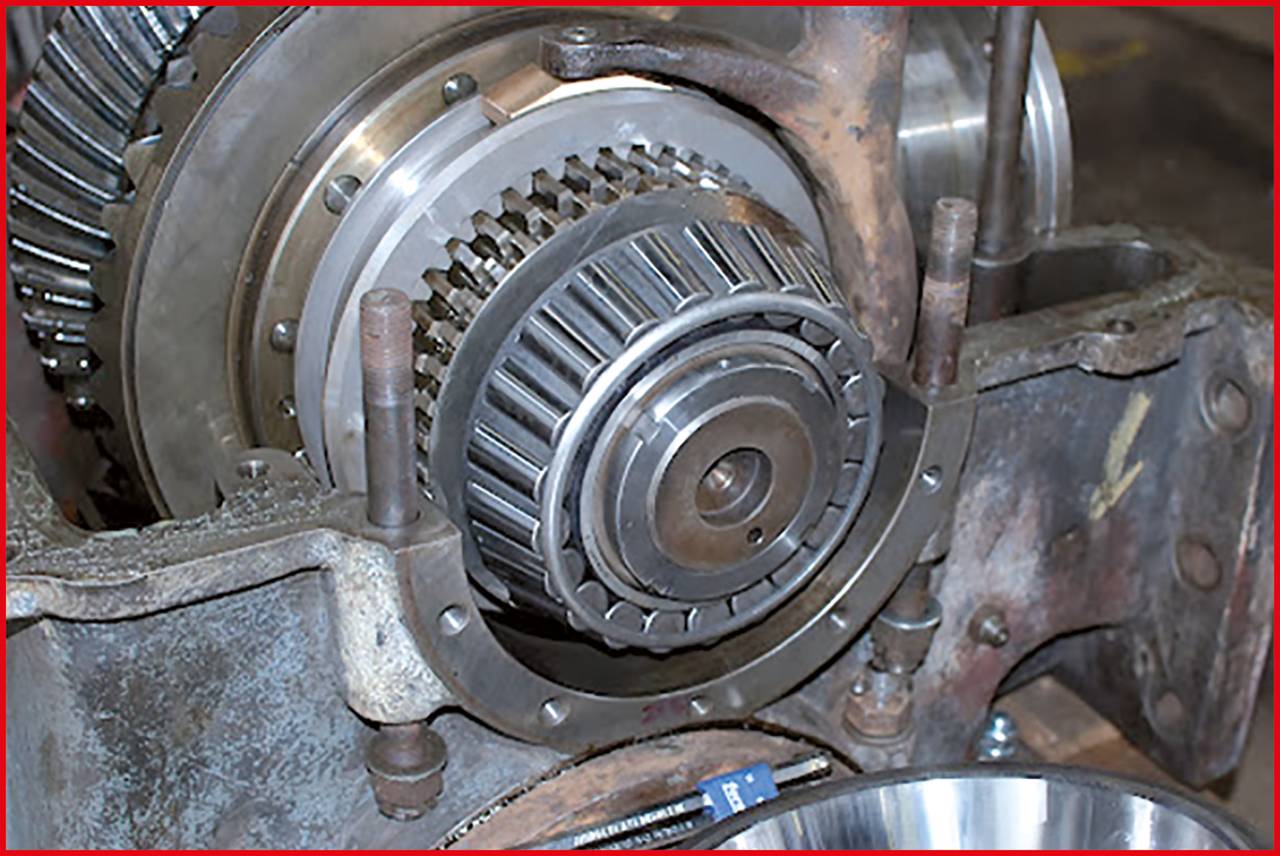 Engrenage à roues dentées en gros plan, montrant en détail les roues dentées et les pièces mécaniques à l'intérieur d'un mécanisme industriel.