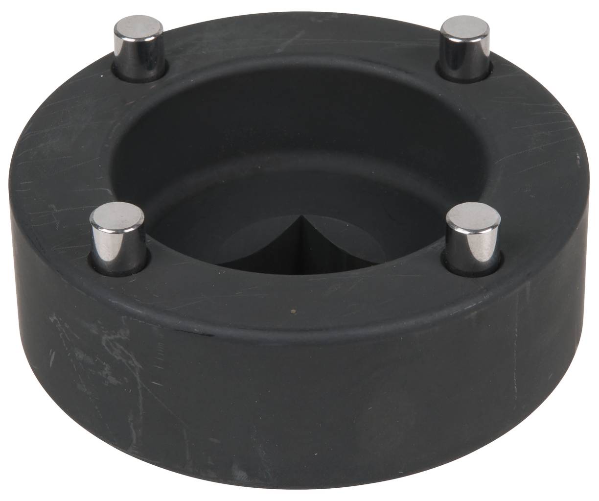 Un anneau en plastique noir rond avec quatre broches métalliques argentées sur le dessus.