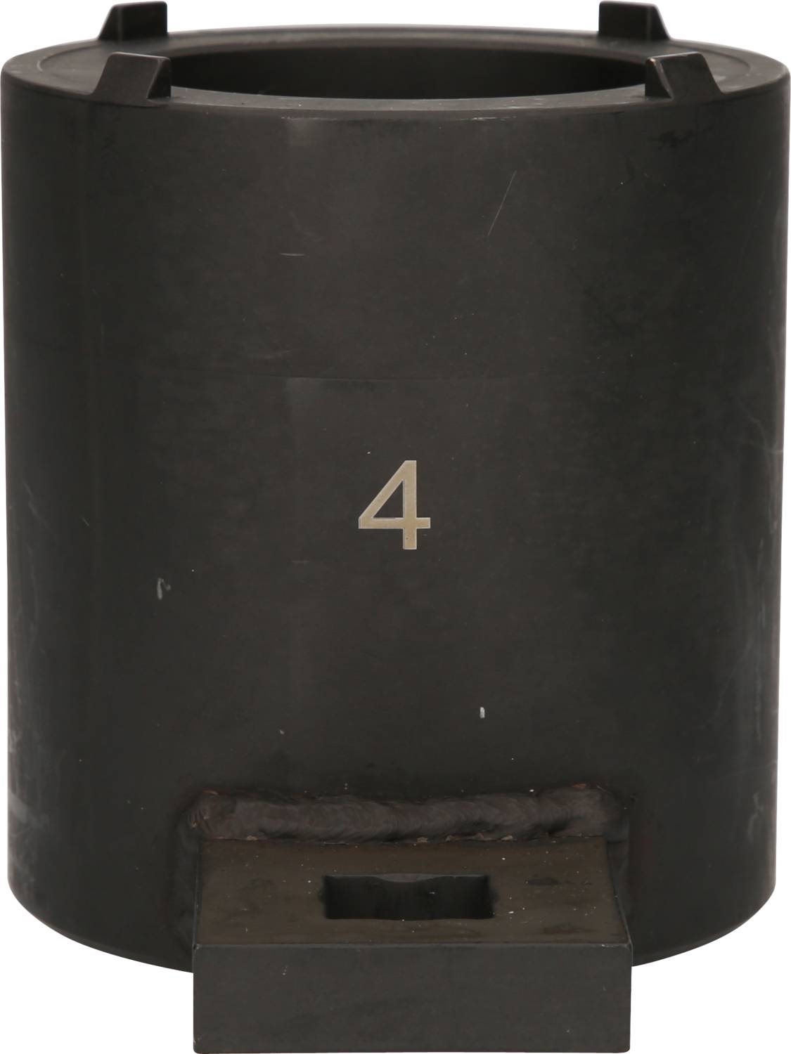 Un conteneur métallique noir cylindrique portant le numéro '4' en son centre est dressé verticalement.