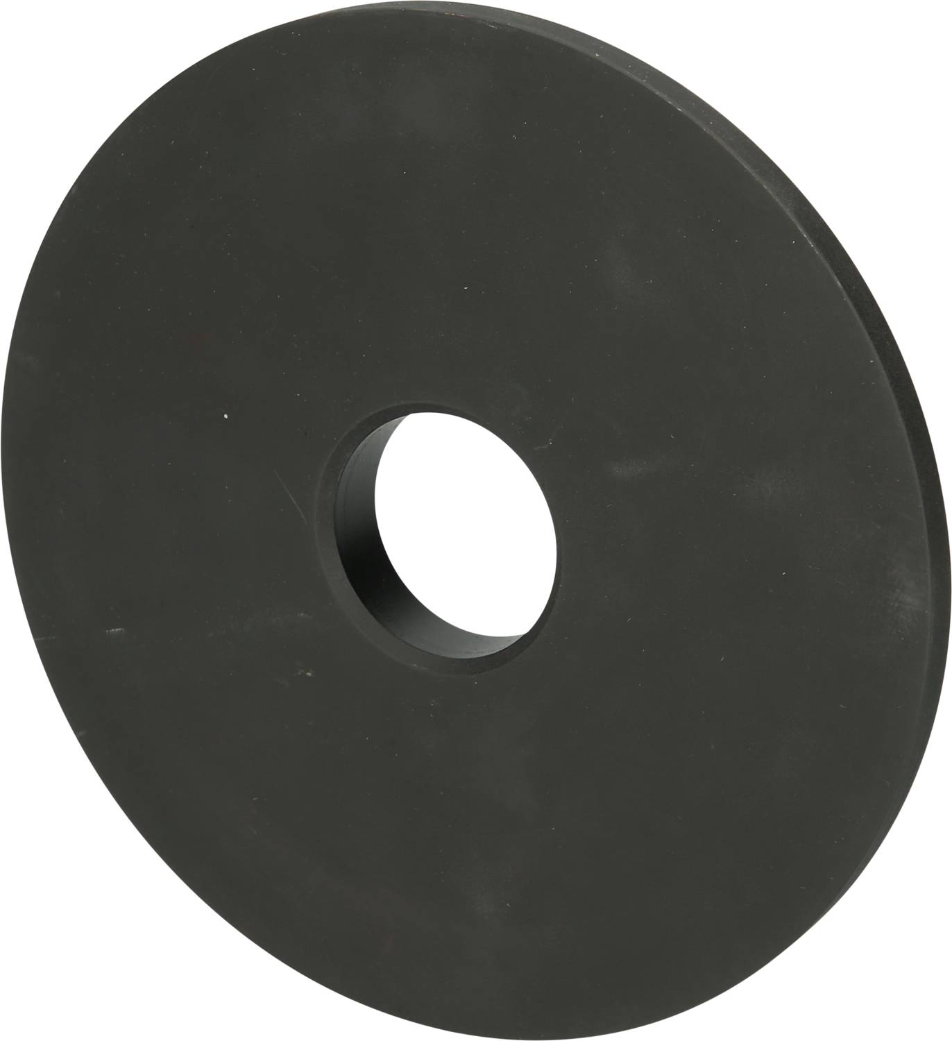 Disque noir, rond et en caoutchouc avec un trou au centre, sur un fond blanc.