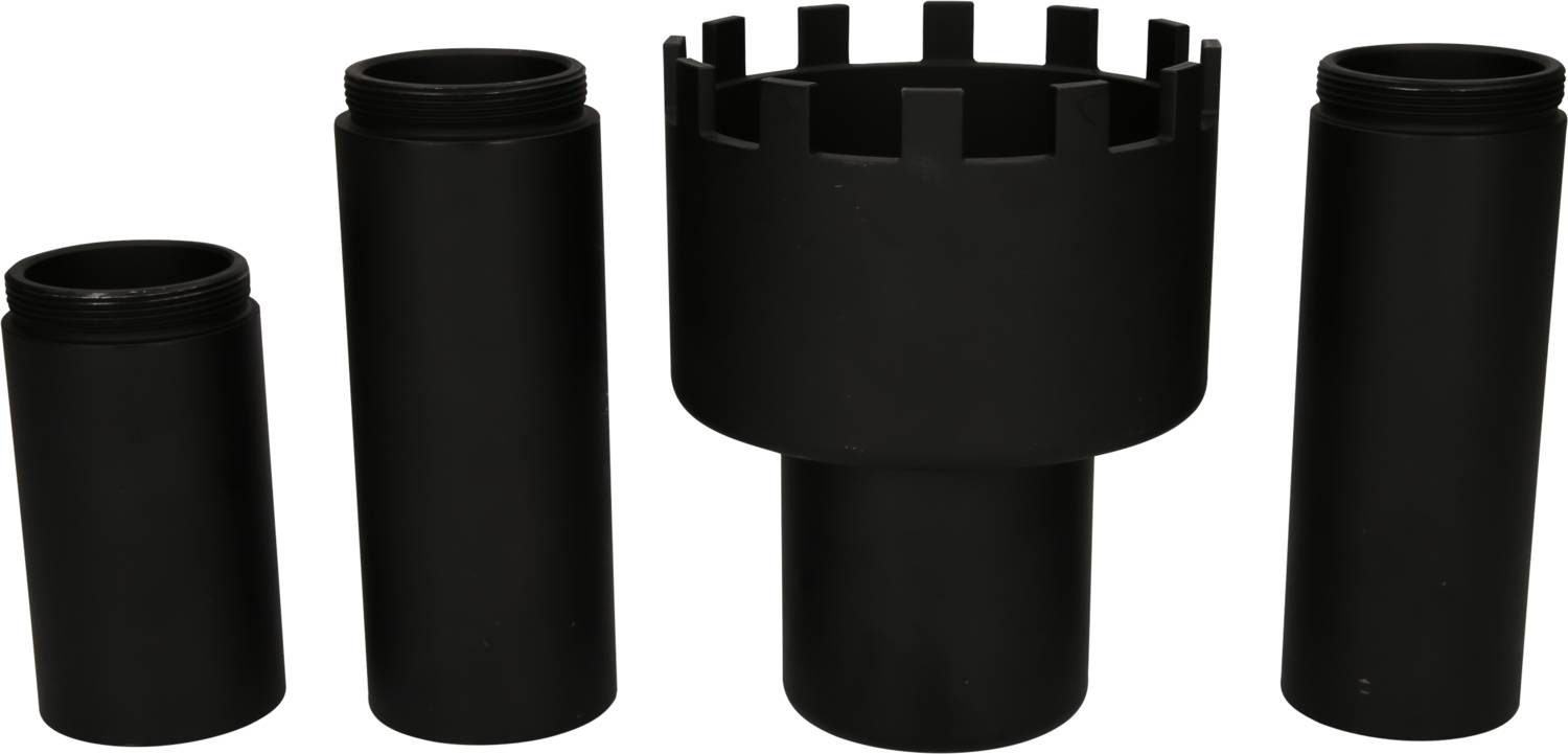 Quatre composants cylindriques noirs de différentes tailles. L'un d'entre eux présente des entailles similaires à des rainures sur le bord supérieur.