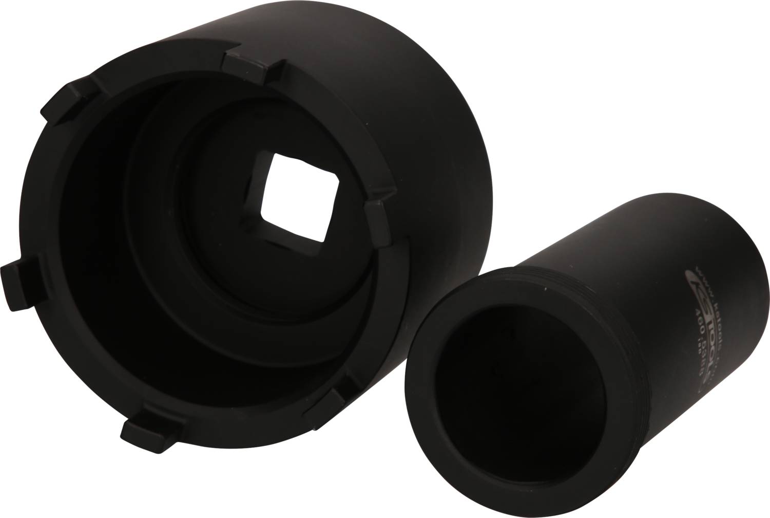 Deux pièces cylindriques noires, l'une avec une ouverture carrée. Elles sont posées côte à côte sur une surface blanche.