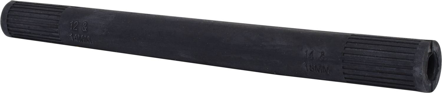 Un tube métallique noir cylindrique avec des extrémités nervurées ; probablement un outil ou un accessoire dans un environnement technique.