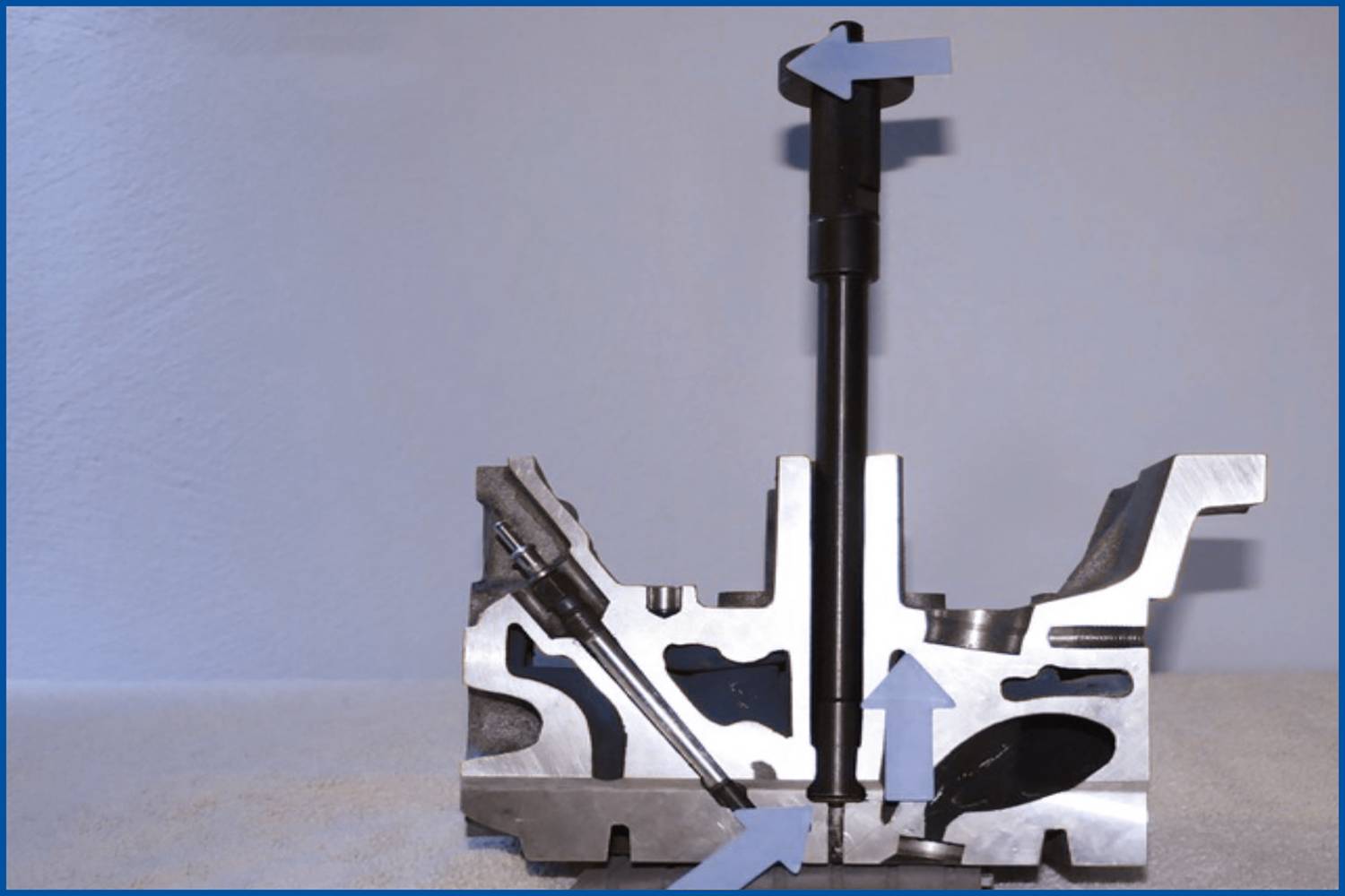 Un modèle en coupe d'un composant mécanique montrant les structures internes et les directions marquées représentant le flux.