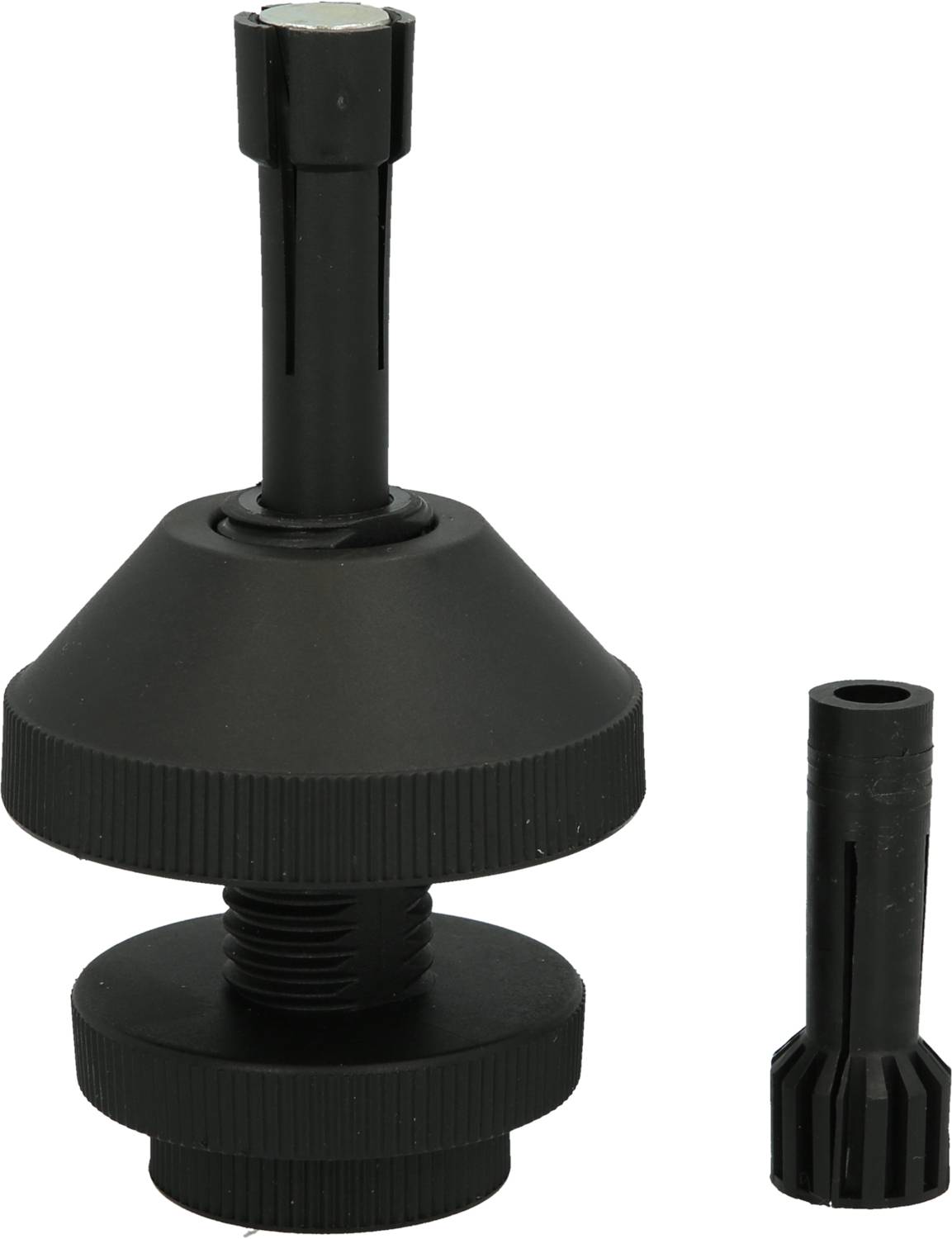 Diffuseur de jet noir et petit adaptateur, côte à côte. Utilisé pour l'irrigation du jardin.