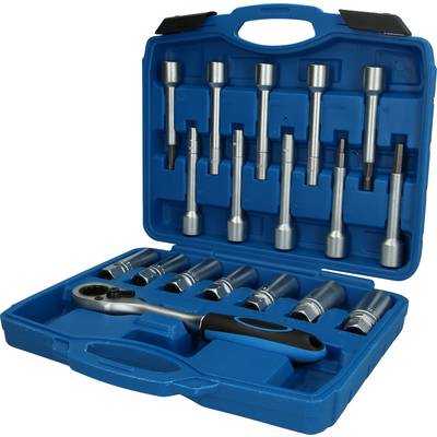Coffret à outils ouvert avec une clé à cliquet et différentes douilles, adapté aux travaux mécaniques.