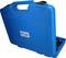 Coffret à outils bleu avec poignée de transport et clips de fermeture, légèrement ouvert. Contient des outils artisanaux.