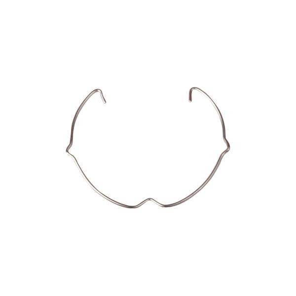 Un fil fin et tortueux formant une boucle asymétrique, probablement un élément de bagues orthodontiques ou d'appareils médicaux.
