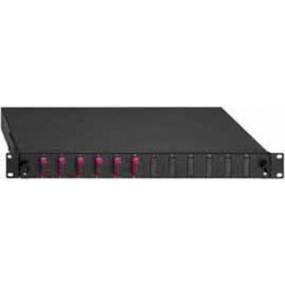 Rack réseau noir avec plusieurs ports à l'avant, adapté à l'installation dans une armoire serveur.