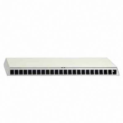 Embout de ventilation blanc, rectangulaire, avec plusieurs fentes de ventilation noires à l'avant. Adapté à la ventilation des espaces intérieurs.