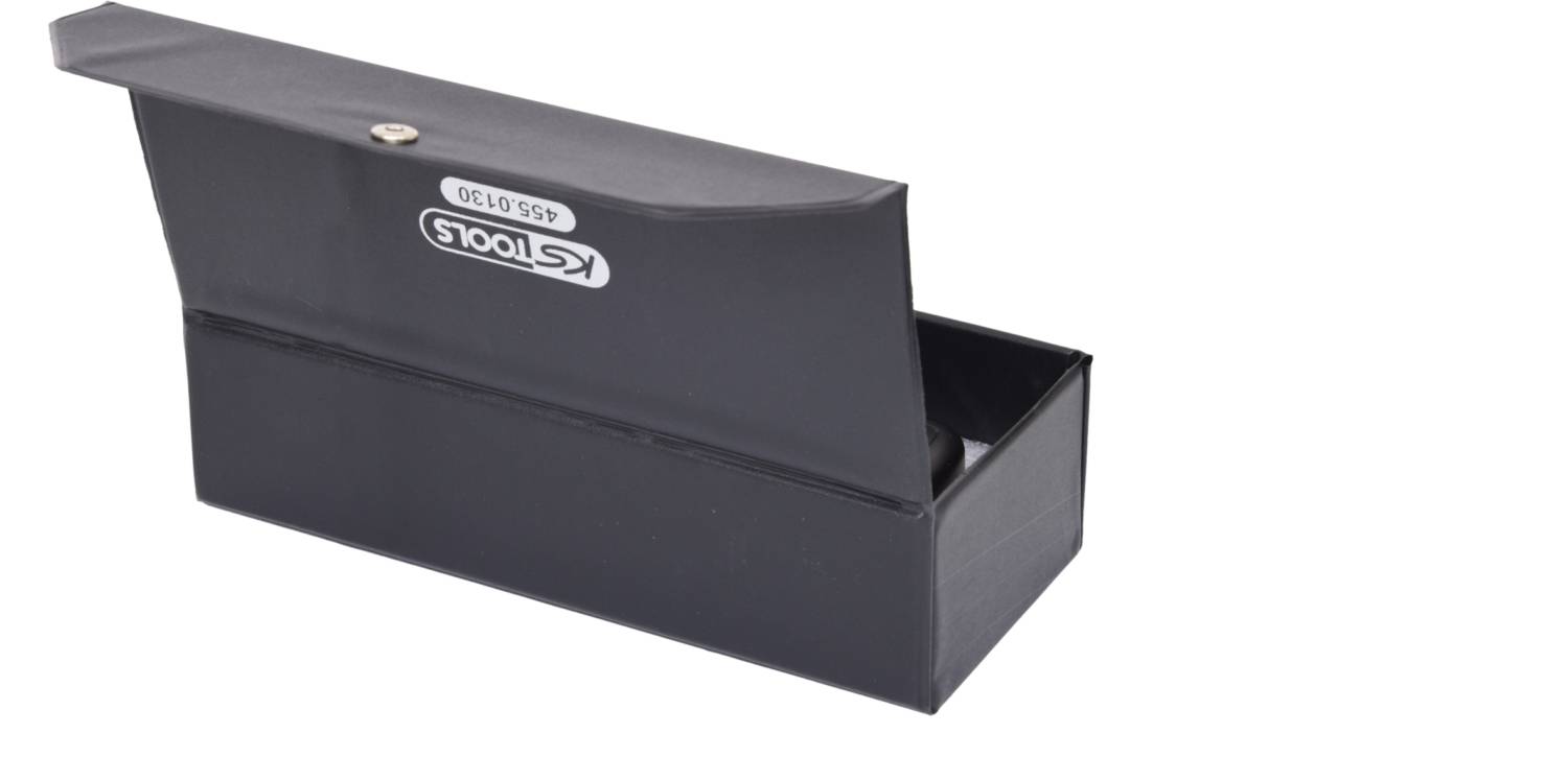 Marque 'Stools' sur une boîte noire ouverte avec un couvercle. La boîte ne présente aucun autre contenu ou inscription.