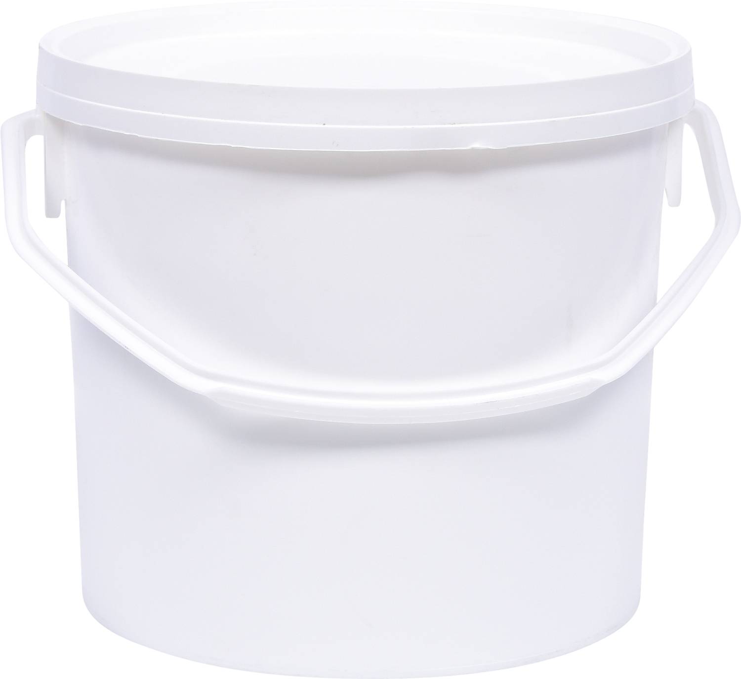 Un seau en plastique blanc vide avec un couvercle et des poignées, posé sur un fond blanc.
