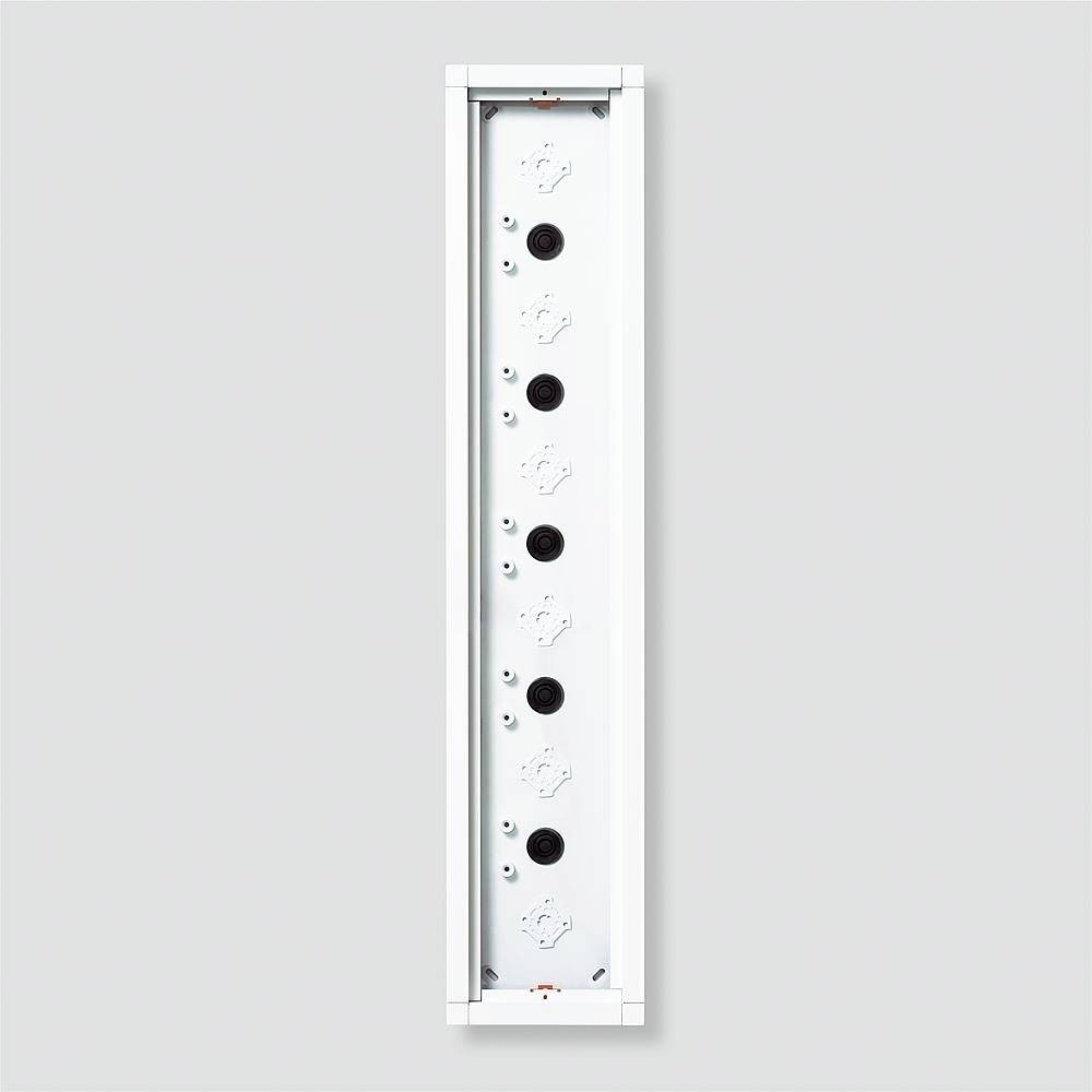 Module blanc avec plusieurs prises disposées verticalement. Unité d'alimentation électrique modulaire, adaptée à différentes installations.