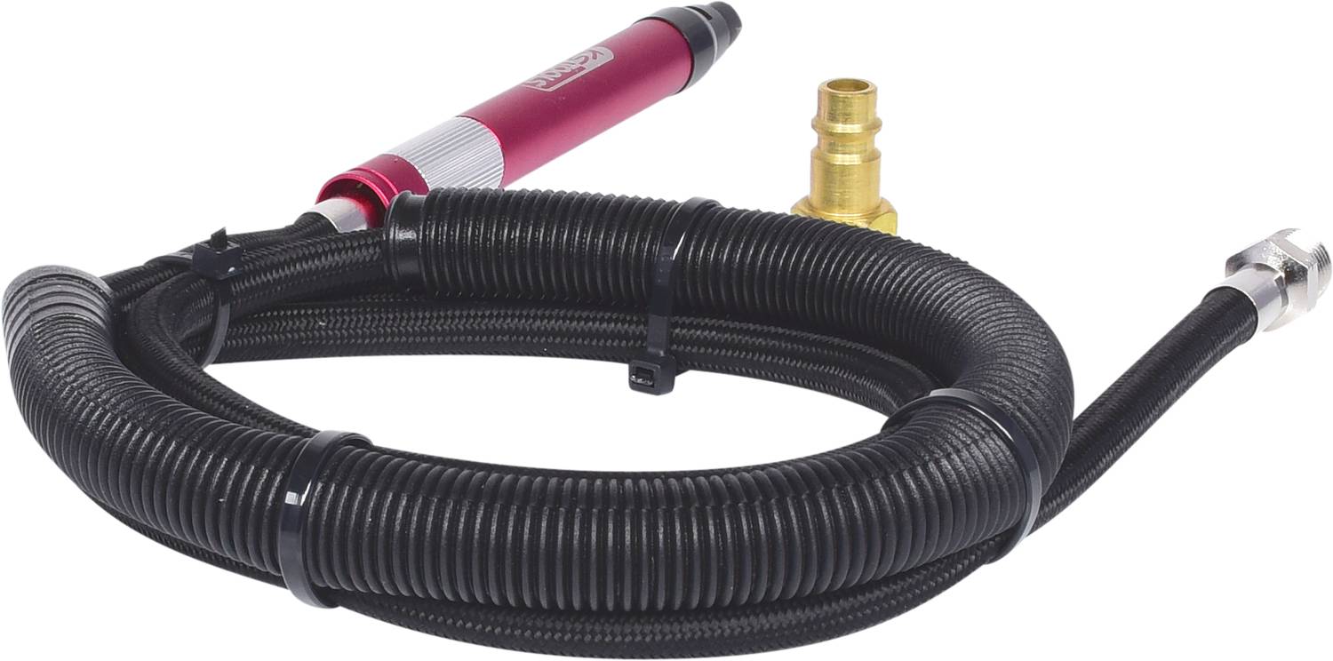 Tuyau avec des raccords métalliques, une extrémité rouge et une extrémité argentée, à côté d'un raccord de couleur or.