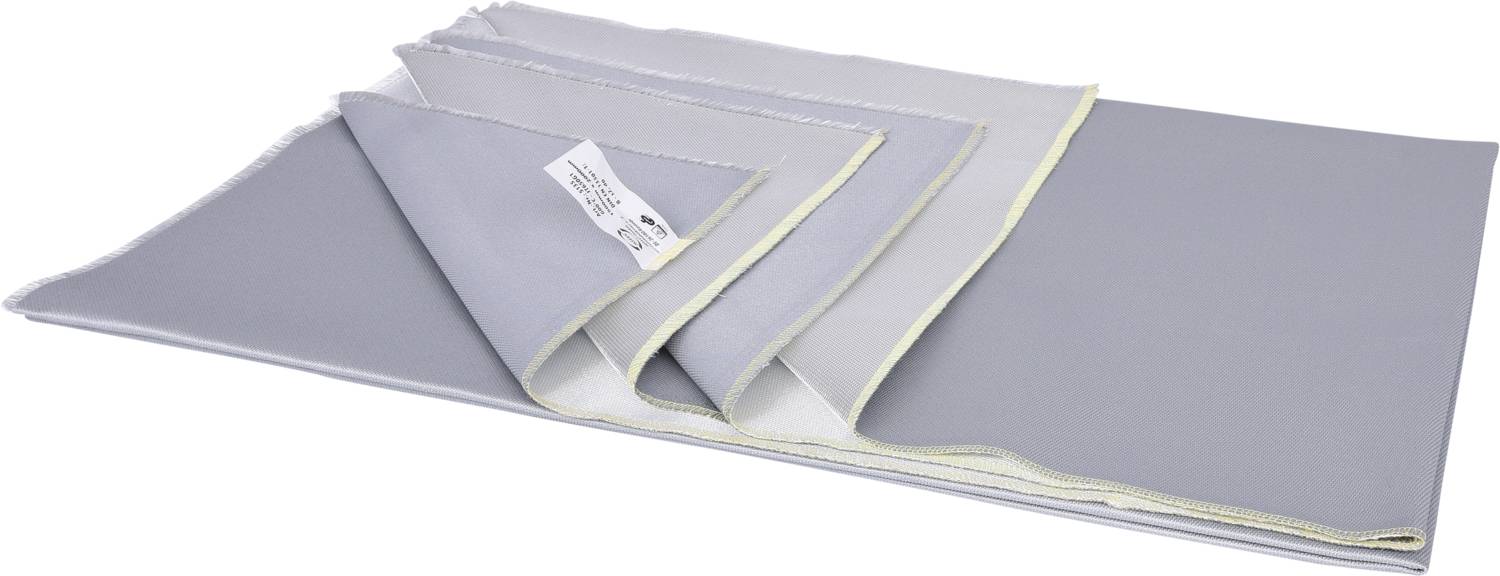 Des échantillons de tissu superposés en différentes nuances de gris, avec une étiquette sur la couche supérieure.