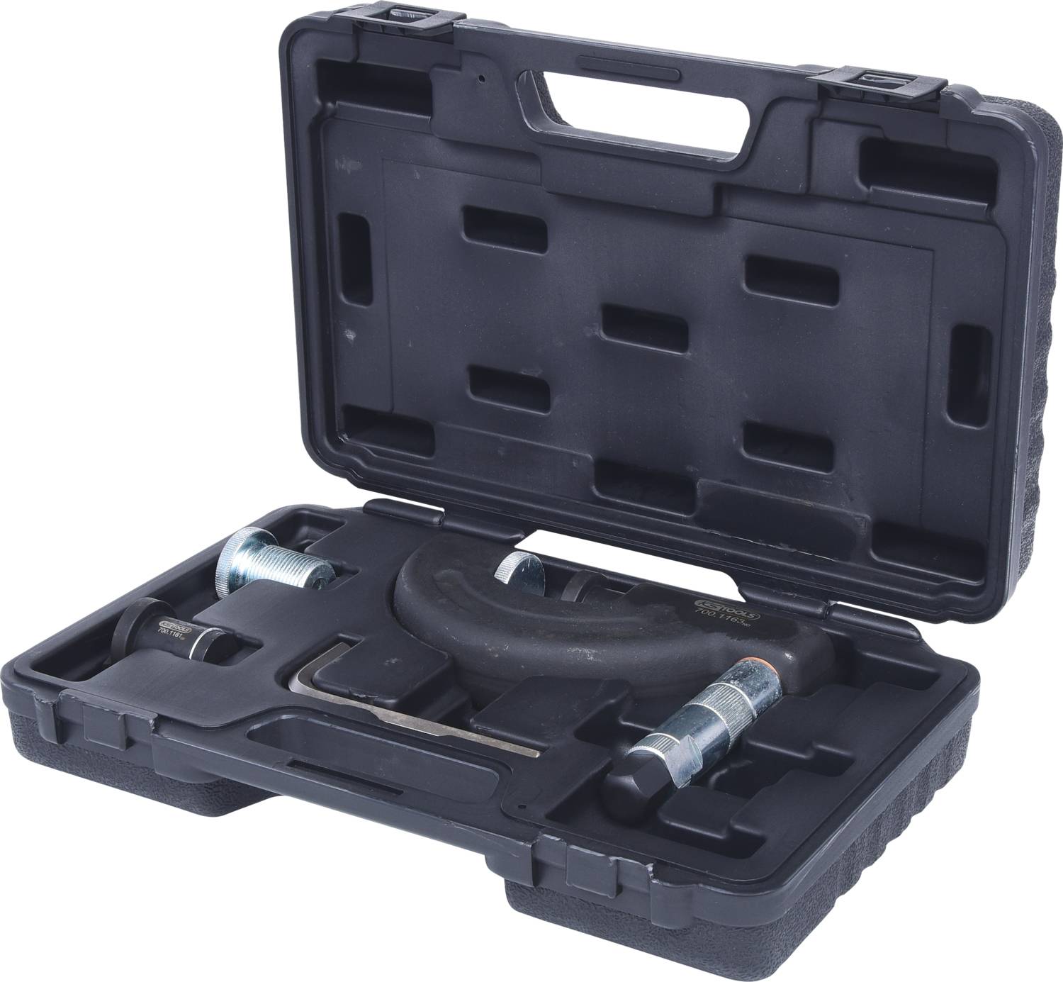 Une mallette à outils noire avec un couvercle ouvert présente des outils métalliques tels que des clés et des boulons disposés à l'intérieur.